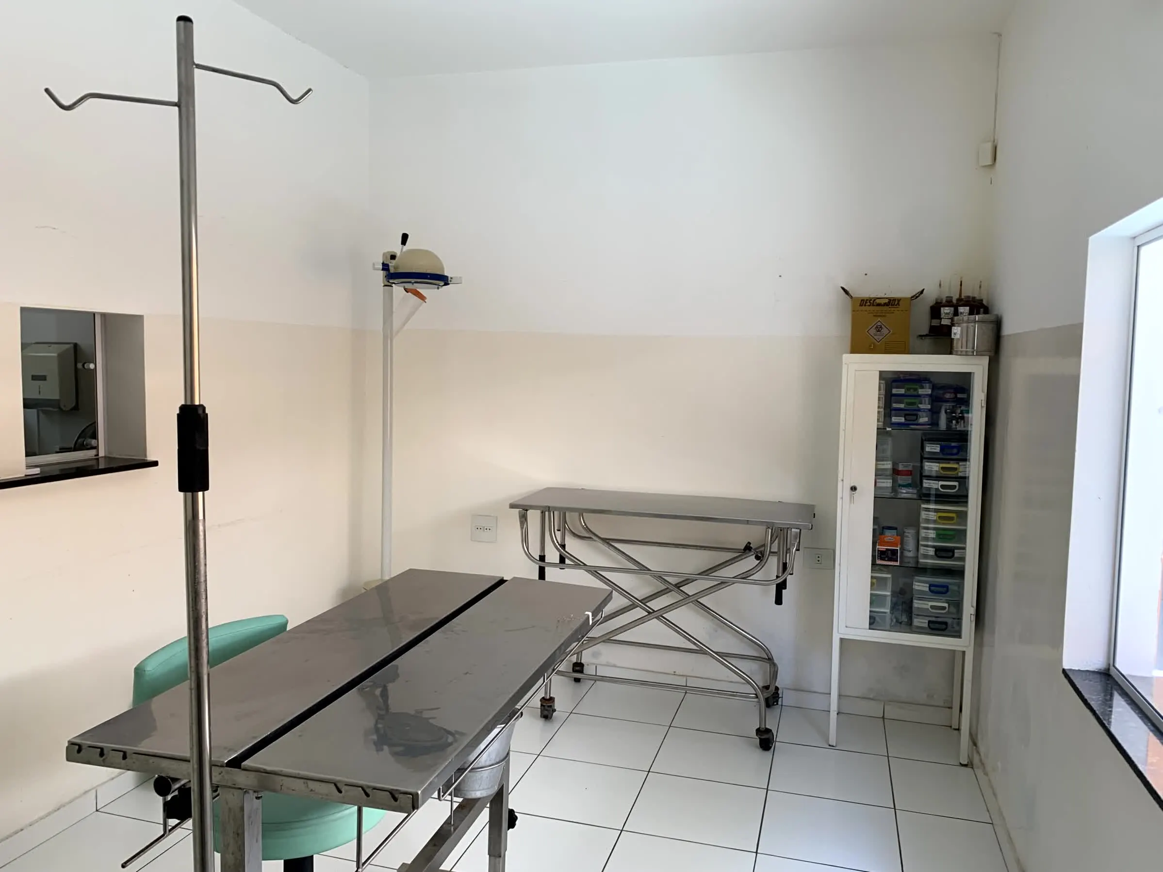 Centro cirúrgico da Agro Curió Clínica Veterinária preparado para cirurgias em São José dos Campos