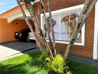 Fachada com Estacionamento Clínica Veterinária Agro Curió SJC